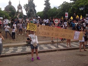 Muitos servidores protestam contra a extinção de fundações (Foto: Rafaella Fraga/G1)
