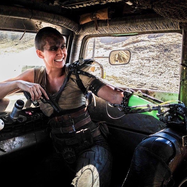 A dublê neozelandesa Dayna Grant gravando uma cena de ação de Mad Max: Estrada da Fúria (2015) (Foto: Reprodução)