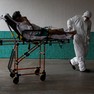 Foto: (Paciente chega ao Hospital 28 de Agosto, em Manaus, em meio a novo surto de Covid-19, na quinta-feira (14). / Michael Dantas/AFP)