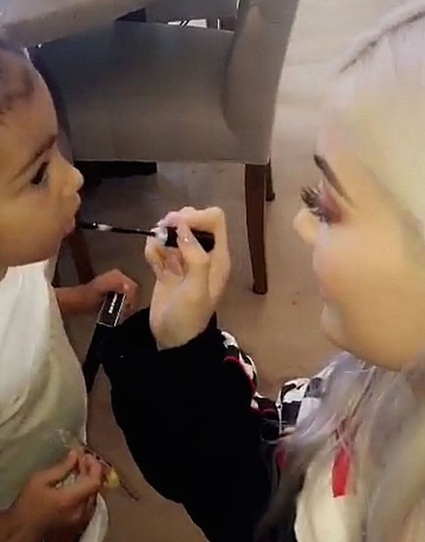 Kylie Jenner aplicando maquiagem na sobrinha, North Kardashian, filha de Kim Kardashian (Foto: Snapchat)