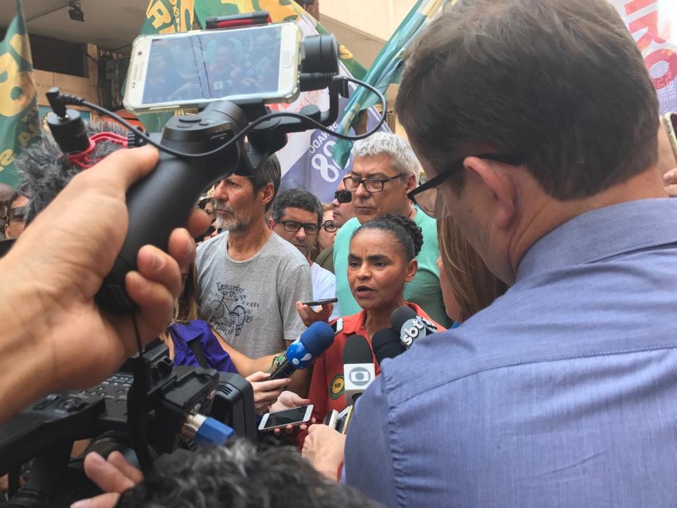 Marina Silva percorreu o Saara, tradicional ponto de comércio popular no Rio de Janeiro — Foto: Alba Valéria Mendonça/G1