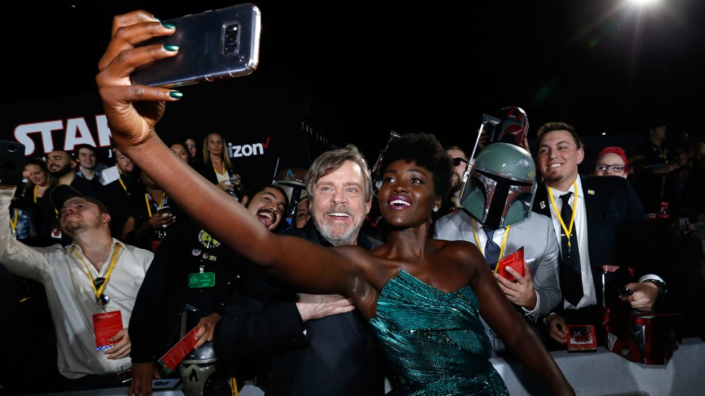 Mark Hamill e Lupita Nyong'o tiram selfie na pré-estreia mundial do novo 'Star Wars' (Foto: Mario Anzuoni/Reuters)