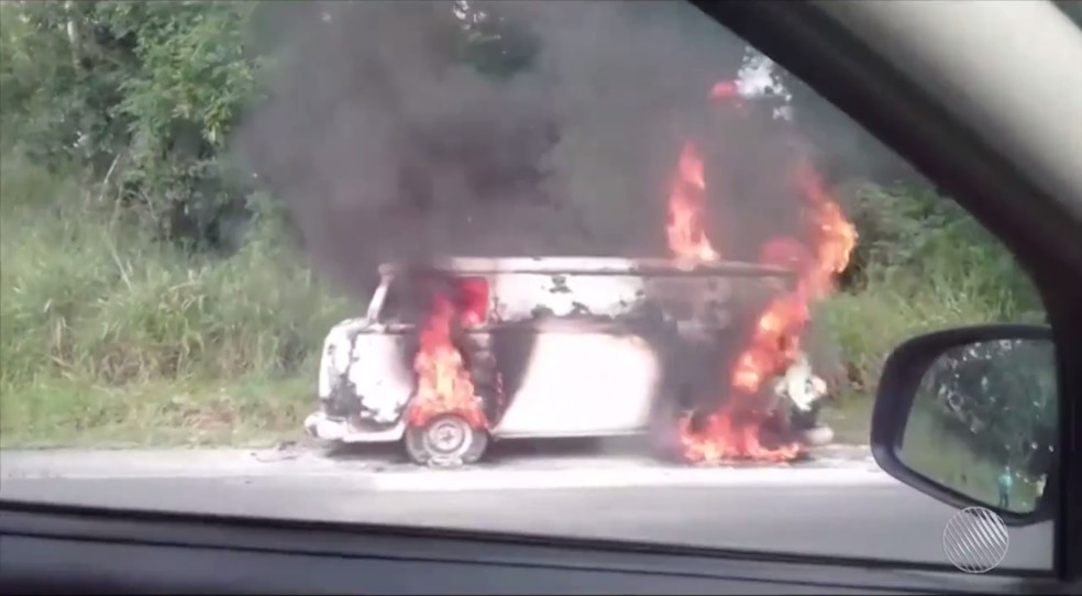 Kombi pego fogo na Bahia (Foto: Reprodução/TV Santa Cruz)