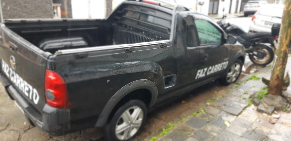 Caminhonete tinha o adesivo 'Faz Carreto' para despistar a polícia — Foto: Divulgação/Polícia Civil