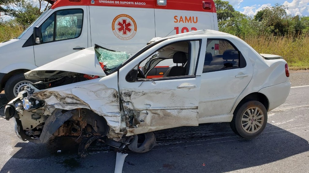 Carro ficou destruído após acidente  — Foto: Blogbraga/ Repórter Ivonaldo Paiva