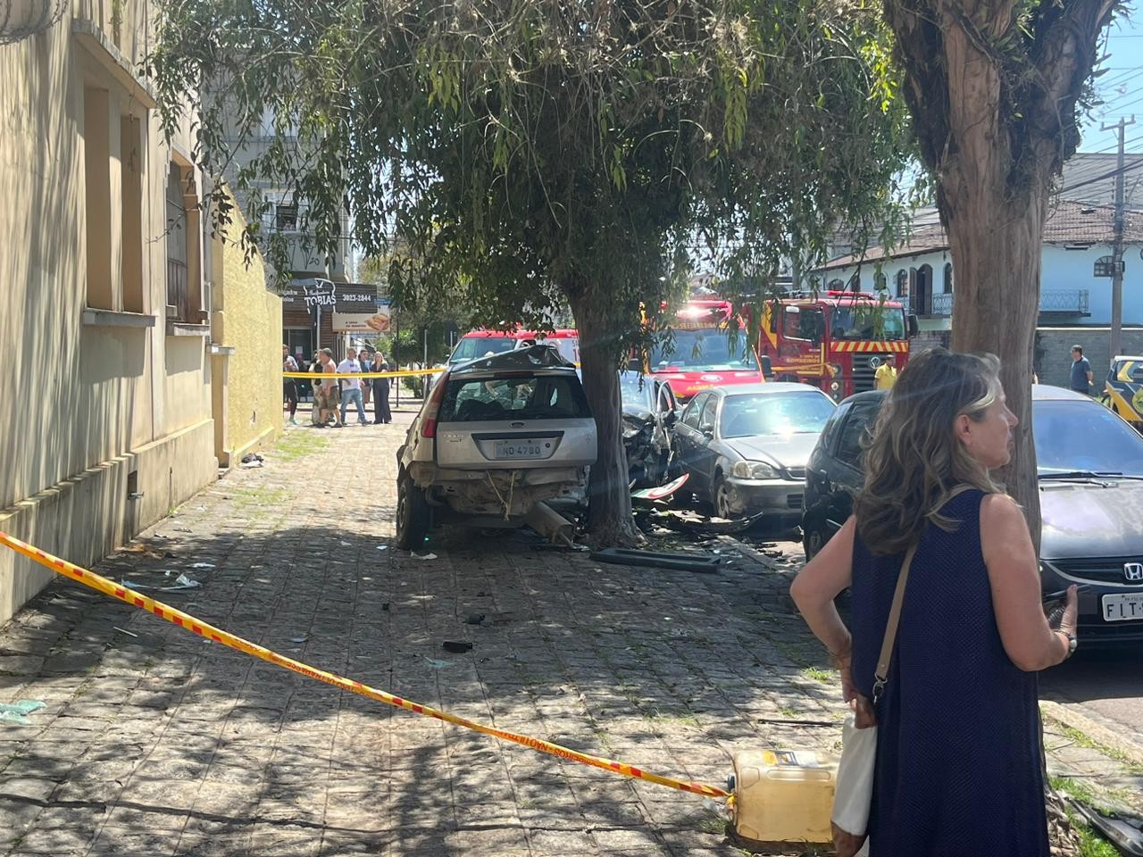 Morre motorista vítima de acidente entre dois carros em cruzamento de Curitiba