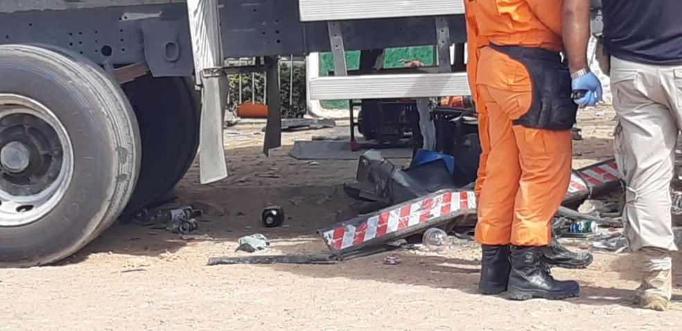 Polícia encontrou garrafas de bebidas alcoólicas dentro do veículo em que as vítimas estavam. — Foto: Leabém Monteiro/ SVM