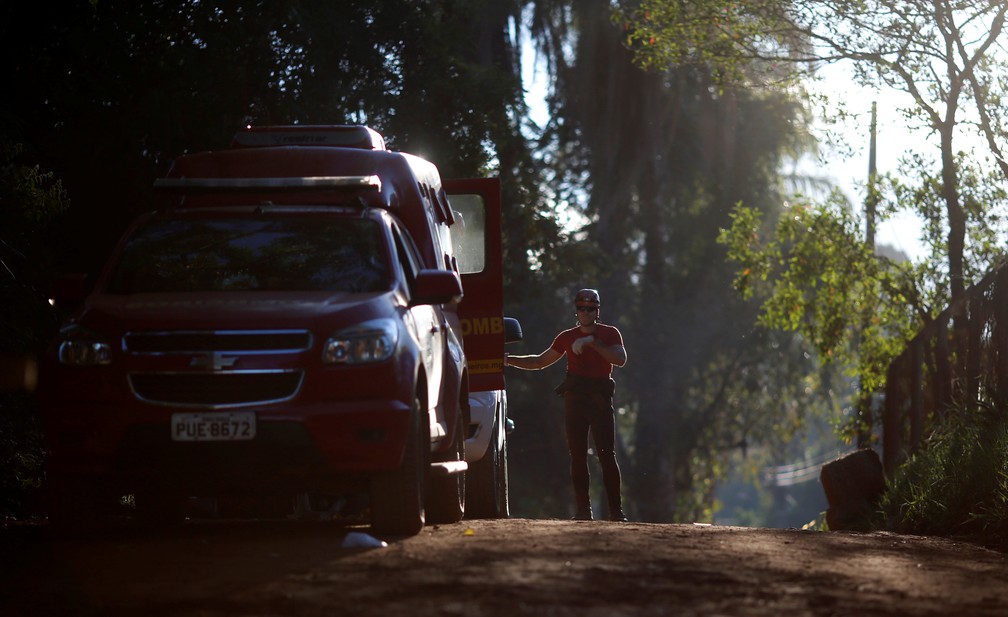 Bombeiro observa estrada após rompimento de barragem em Brumadinho  — Foto: Adriano Machado/Reuters