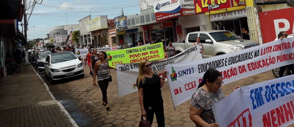 Professores fazem caminhada para cobrar pagamento de salário — Foto: Divulgação/Sintet