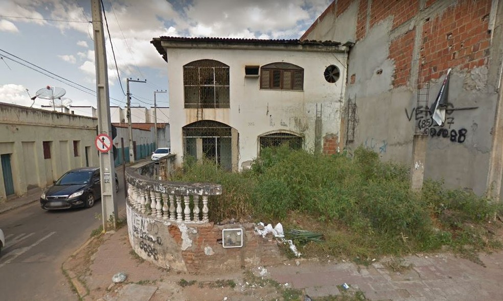 Ossada humana foi encontrada em casa abandonada em Juazeiro do Norte, no Ceará. — Foto: Reprodução/Google Streetview