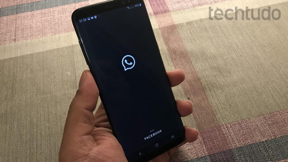 WhatsApp escuro no Android: novo tema usa Modo Noturno para escurecer interface — Foto: Paulo Alves/TechTudo