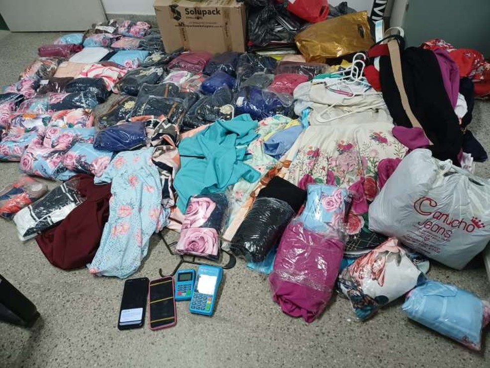 Polícia prendeu casal de pastores de uma igreja evangélica e apreendeu dezenas de peças de roupas que os suspeitos diziam ser originadas de doações. — Foto: SSPDS