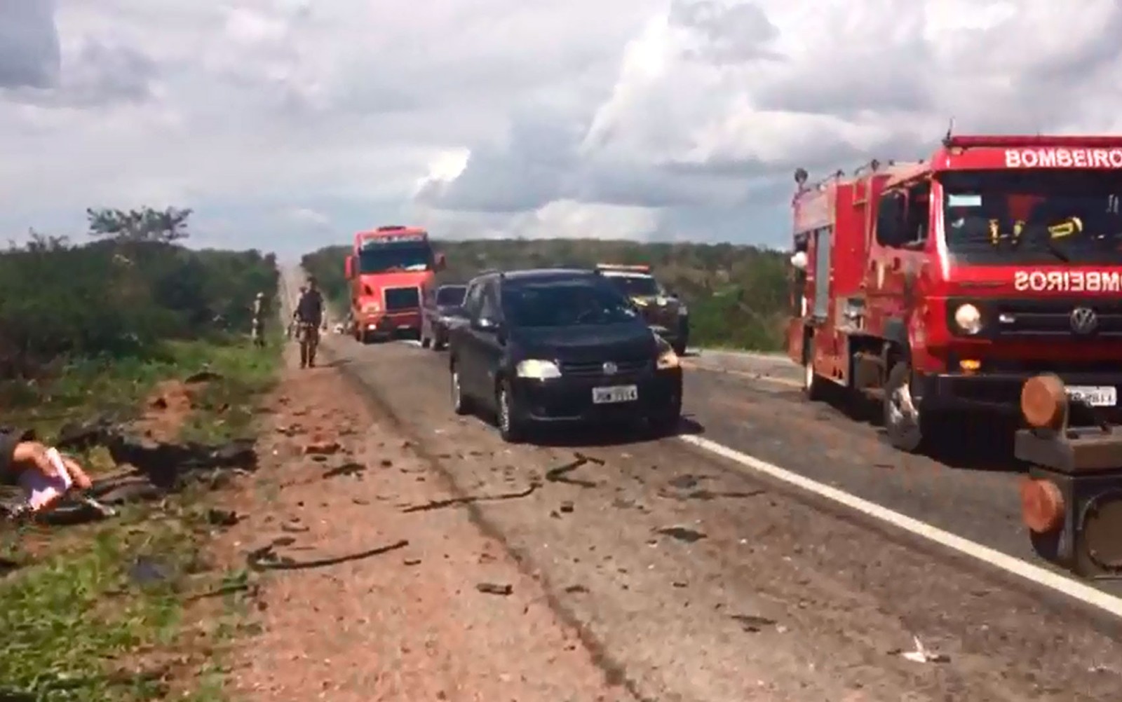 acidente - Seis pessoas morrem após batida frontal entre dois carros na BR-324