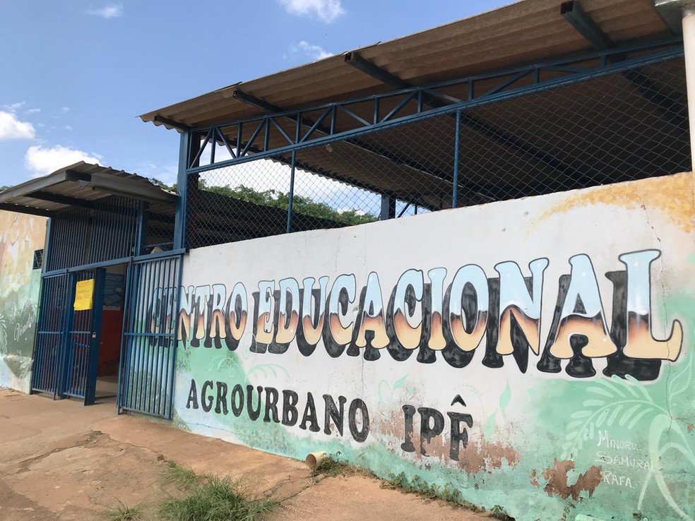 Fachada do Centro Educacional Agrourbano Ipê, no Riacho Fundo II, onde Leonardo Hatano ensina — Foto: Marília Marques/G1