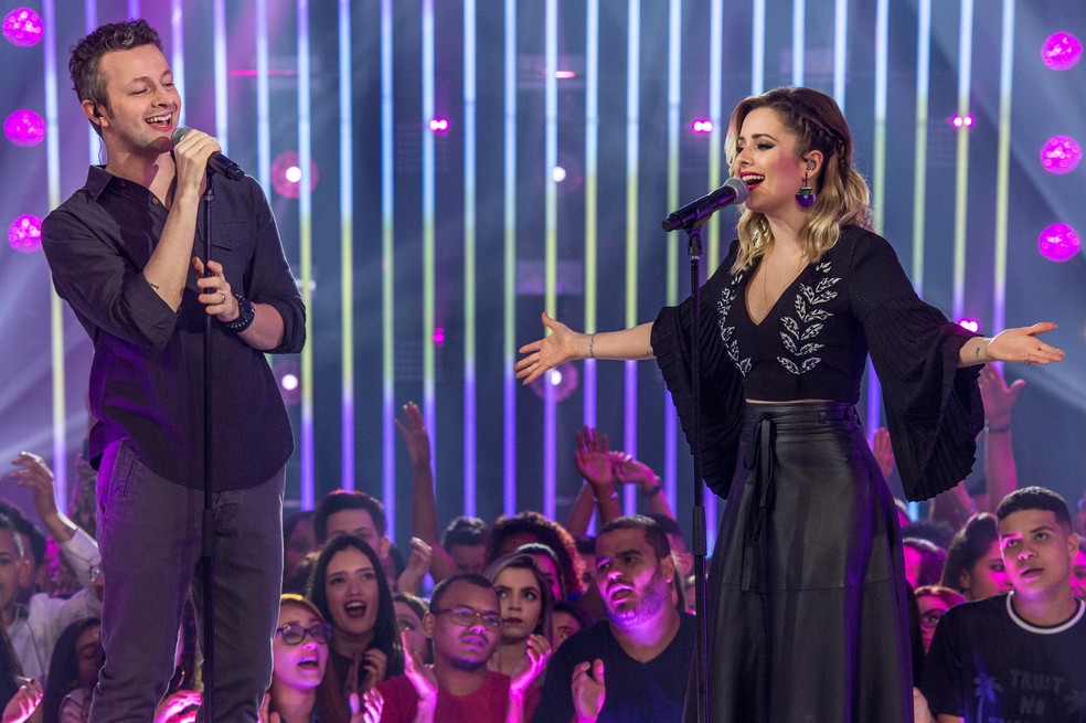 Sandy e Lucas emocionam no palco do 'SóTocaTop' — Foto: Fábio Rocha/TV Globo