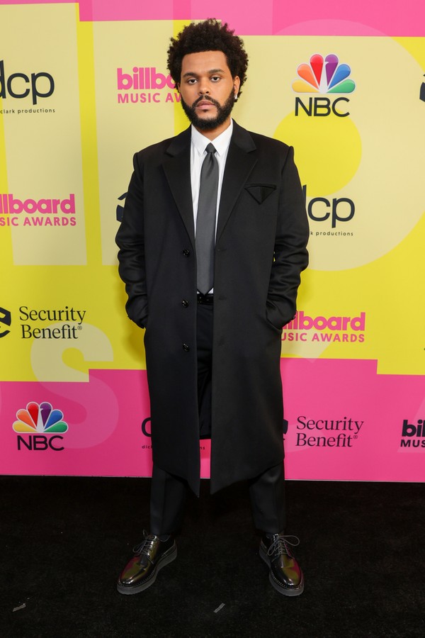 LOS ANGELES, CALIFORNIA - MAY 23: The Weeknd poses backstage for the 2021 Billboard Music Awards, broadcast on May 23, 2021 at Microsoft Theater in Los Angeles, California. (Photo by Rich Fury/Getty Images for dcp) (Foto: Getty Images for dcp)