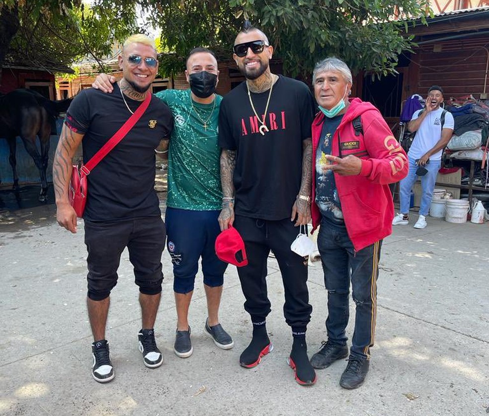 Vidal homenageia o pai, antes da final da Copa do Brasil &mdash; Foto: Arquivo pessoal