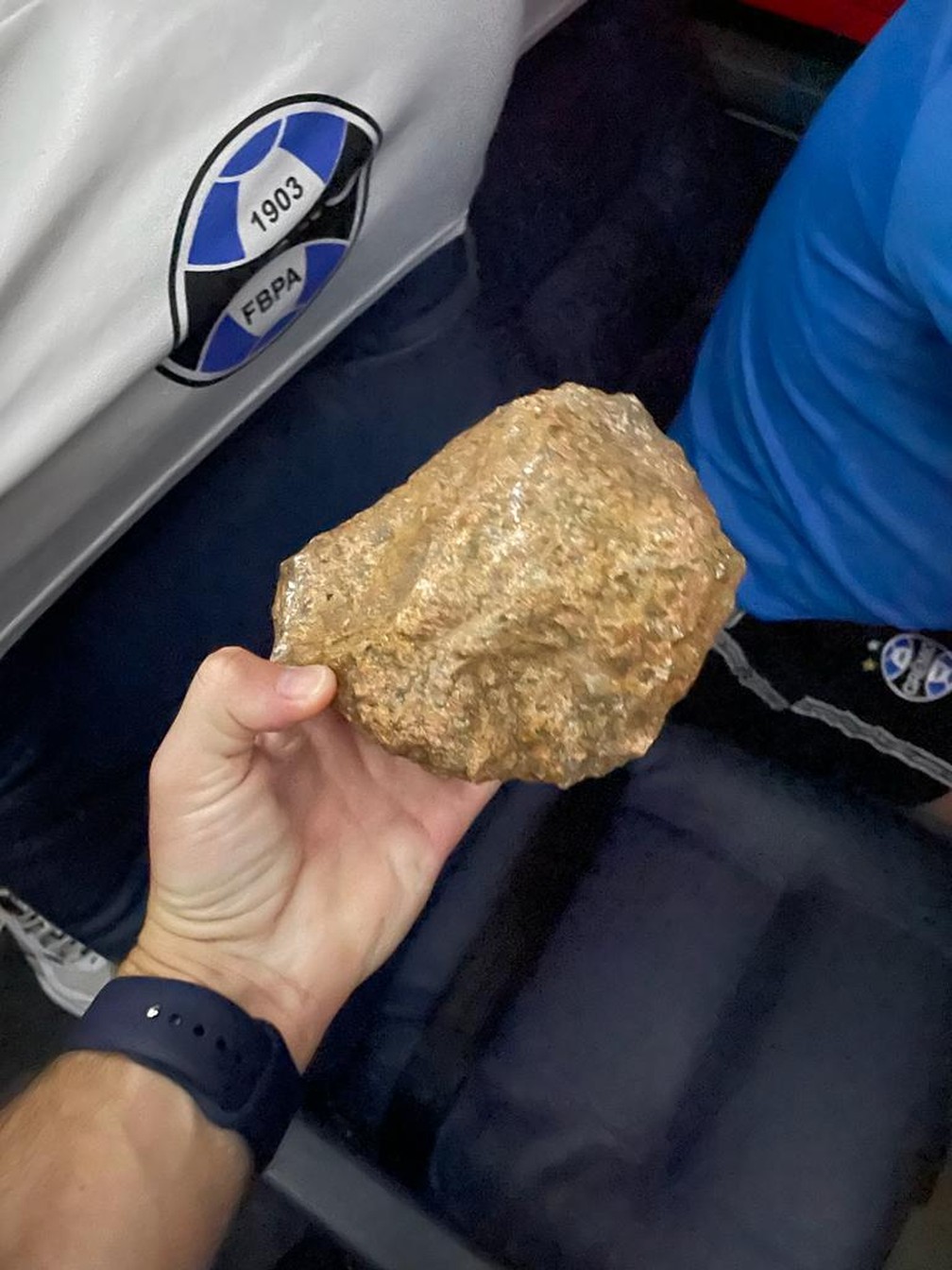 Ônibus do Grêmio é atingido por pedras na chegada ao Beira-Rio — Foto: Grêmio/Divulgação