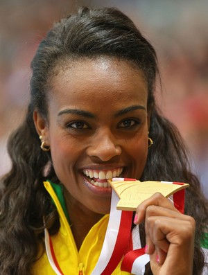Genzebe Dibaba com ouro (Foto: Getty)