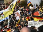 Protestos contra imigrantes levam milhares a ruas da Europa