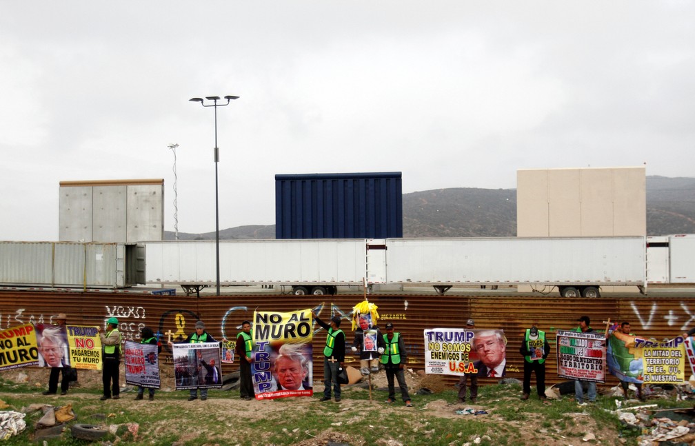 Pessoas protestam nesta terça-feira (13) em Tijuana contra o muro na fronteira entre o México e os EUA (Foto: Jorge Duenes/Reuters)