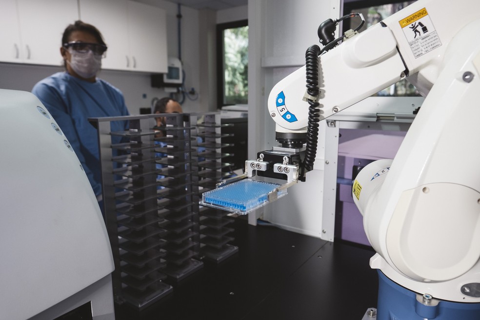 Laboratório de biologia automatizado do CNPEM permite o teste de milhares de moléculas — Foto: LNBio/CNPEM