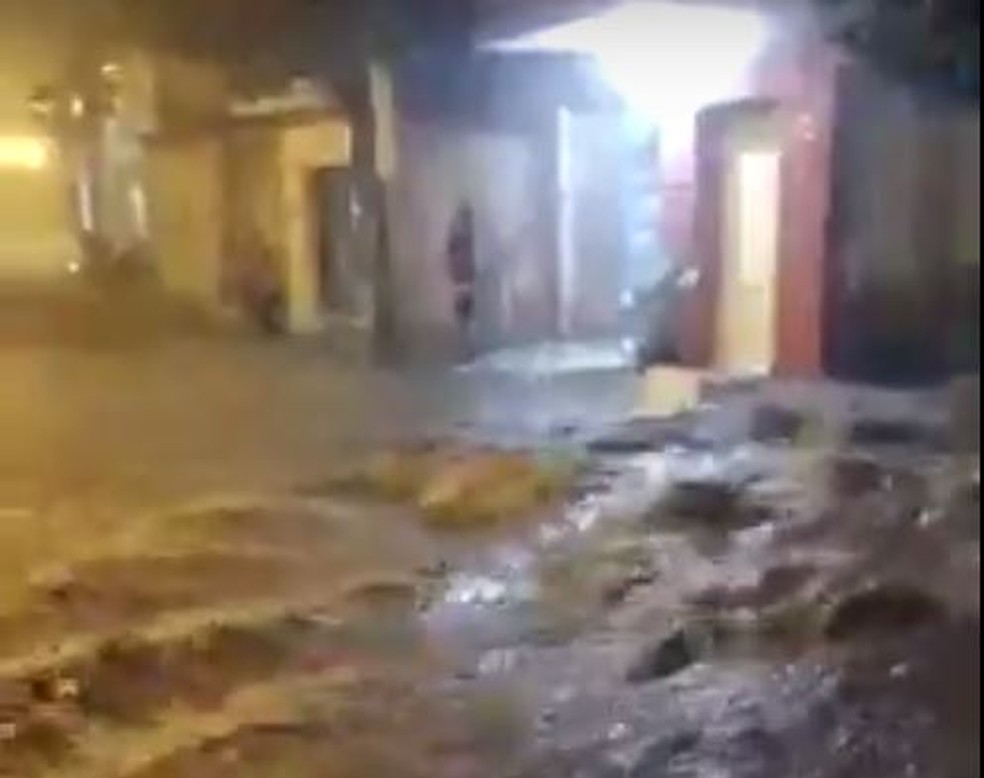 Chuva forte causou alagamentos na cidade. — Foto: Reprodução