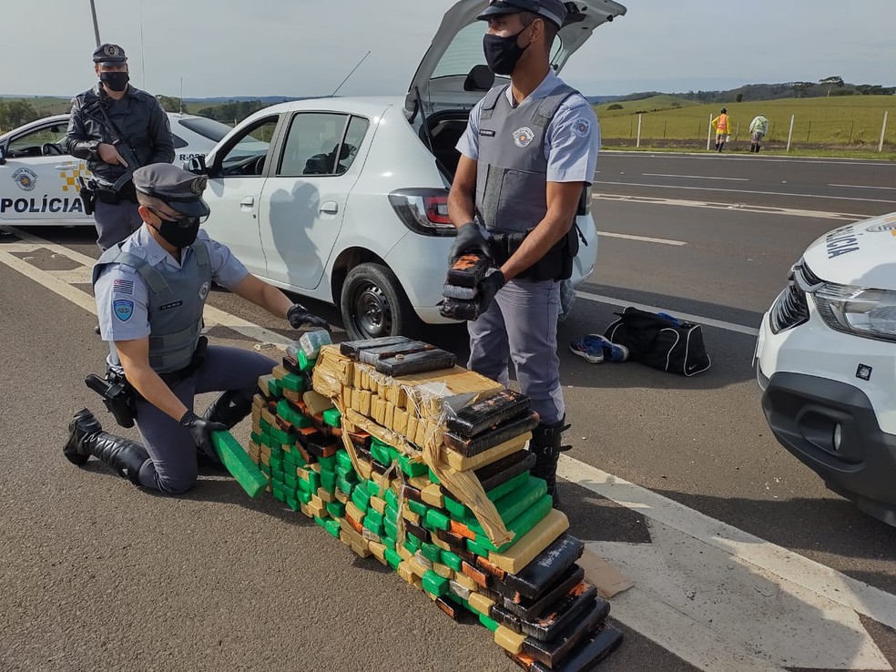 Maconha também foi apreendida com casal em Marília: mais de 140 quilos — Foto: Polícia Rodoviária / Divulgação