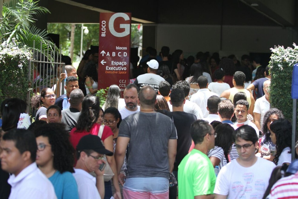 Em Pernambuco, 264.966 candidatos compareceram aos locais de provas neste domingo (5), o primeiro dia do Enem (Foto: Marlon Costa/Pernambuco Press)