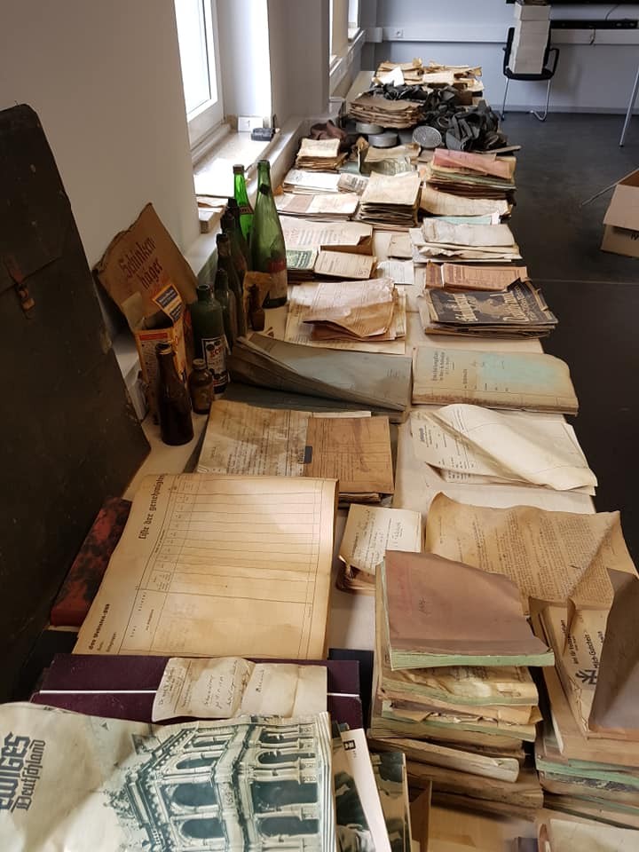 Conjunto de documentos encontrados atrás da parede de uma casa em Hagen, na Alemanha (Foto: A. Korthals/Stadtarchiv Hagen)