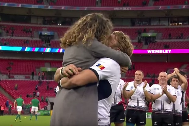 Jogador da seleção romena de rugby pede mulher em casamento durante Copa do Mundo (Foto: Reprodução)