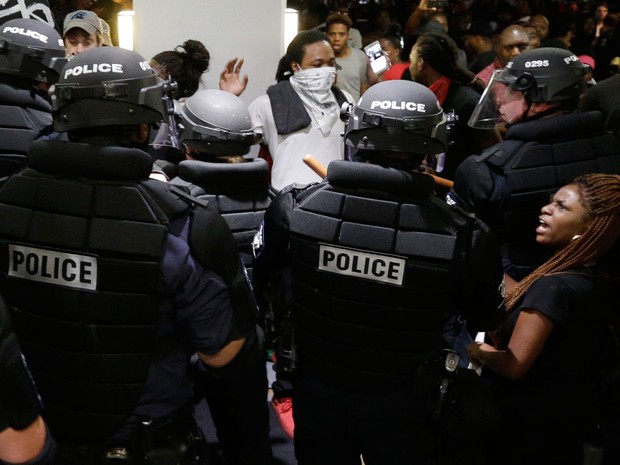 Manifestantes e policiais se enfrentam em hotel em Charlotte, na noite de quarta (21), durante protesto pela morte de Keith Lamont Scott (Foto: AP Photo/Chuck Burton)