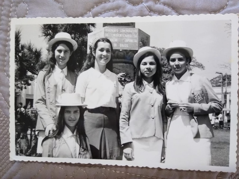 Sueli Spolador (segunda, em pé, da esquerda para a direita), em desfile em comemoração ao aniversário de Presidente Prudente — Foto: Arquivo pessoal