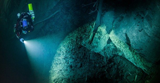 Ela tem 404 metros de profundidade, segundo o explorador Miroslav Lukas (Foto: Krzysztof Starnawski of EXPEDITION/AP)