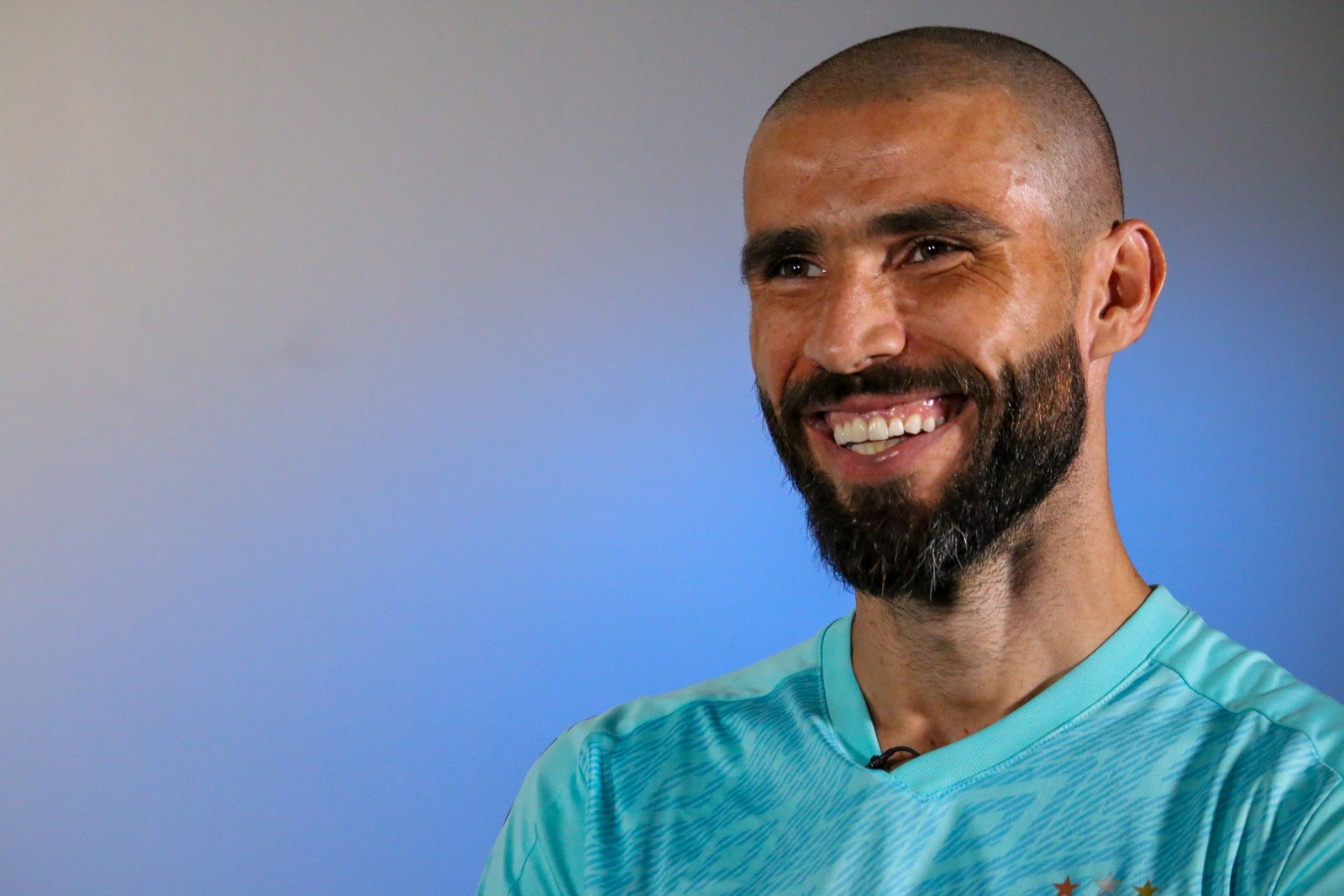 Em entrevista, Vanderlei abre o jogo sobre reserva no Santos, relação com Paulo Victor e atuação no Gre-Nal; confira