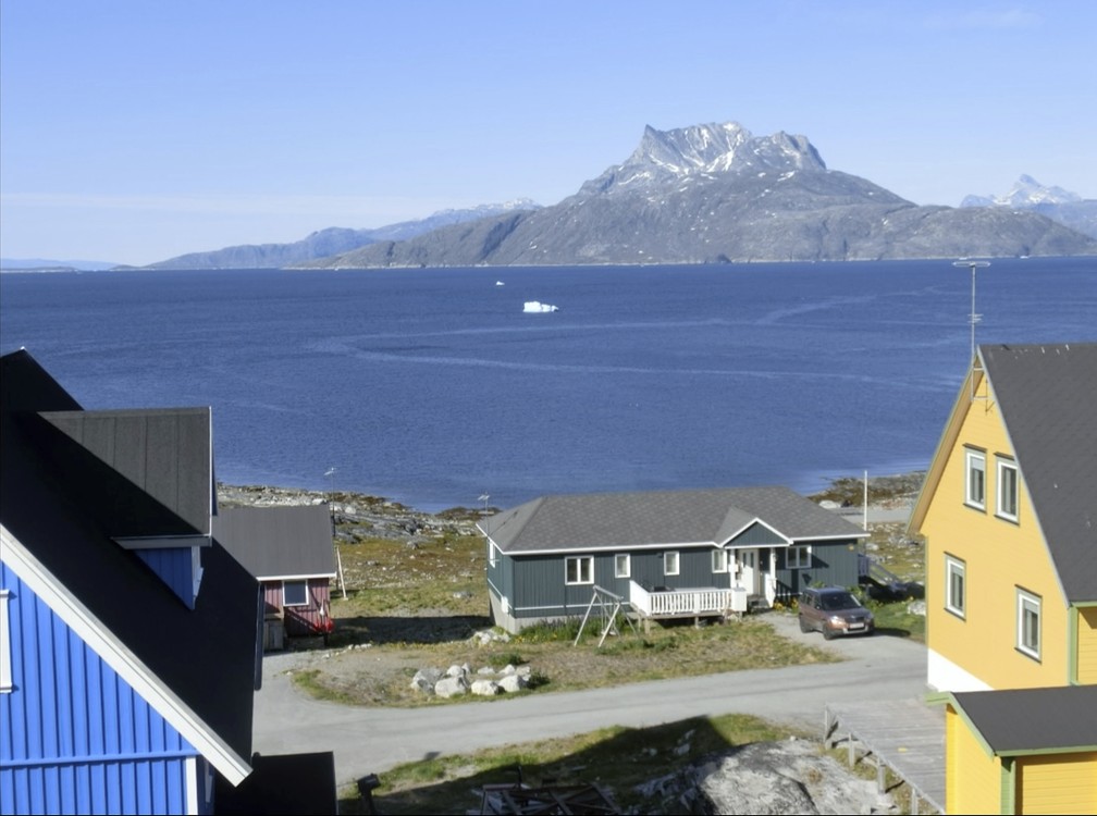 Na foto, de 20 de junho, pedaços de gelo boiam na água perto da montanha de Sadelo, em Nuuk, na Groenlândia. — Foto: Keith Virgo/AP