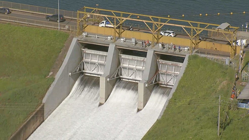 Comportas da Barragem do Paranoá, no DF, são abertas para controlar volume da água — Foto: TV Globo/Reprodução