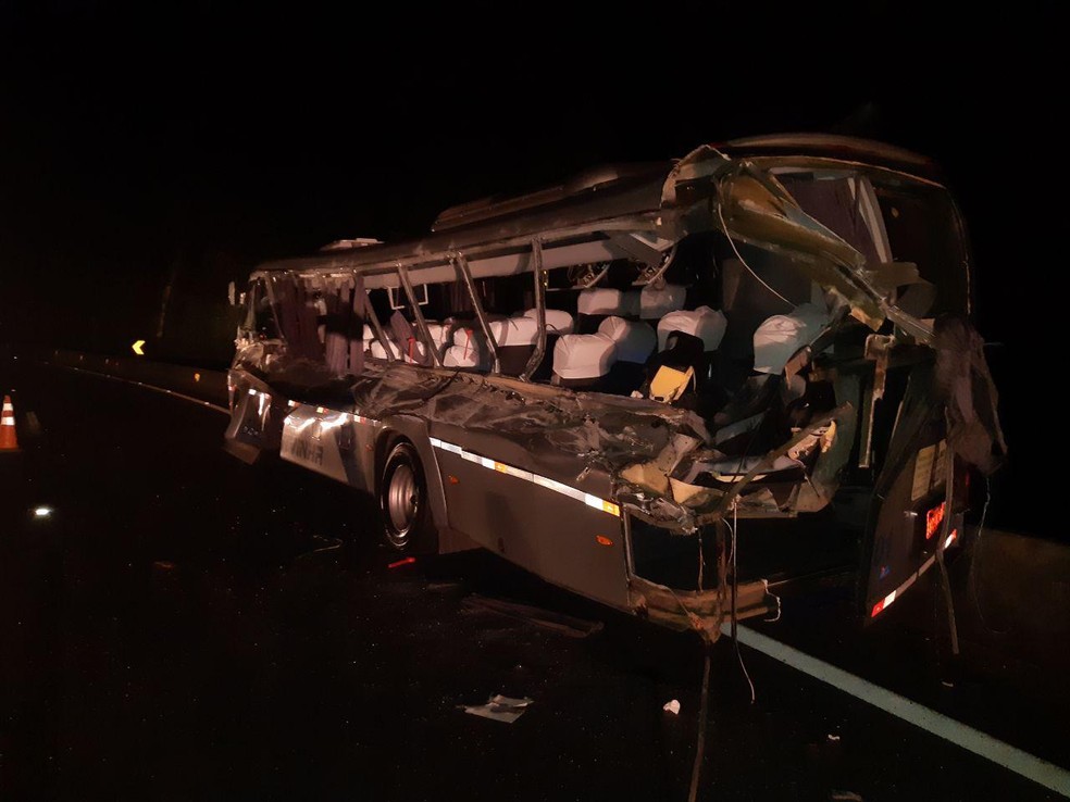 Segundo a PRF, dois estudantes que estavam no micro-ônibus morreram no acidente em Guarapuava — Foto: PRF/Divulgação