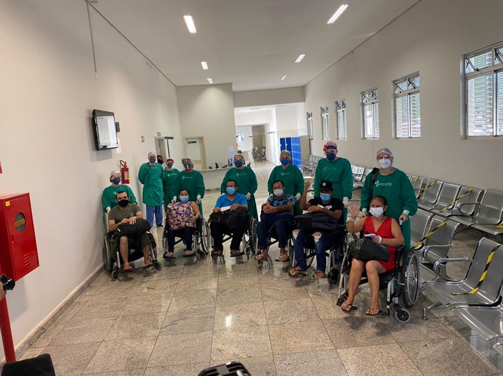 Seis pacientes de Manaus que se tratavam em Uberaba receberam alta no dia 28 de janeiro — Foto: Joyce Rodrigues/TV Integração