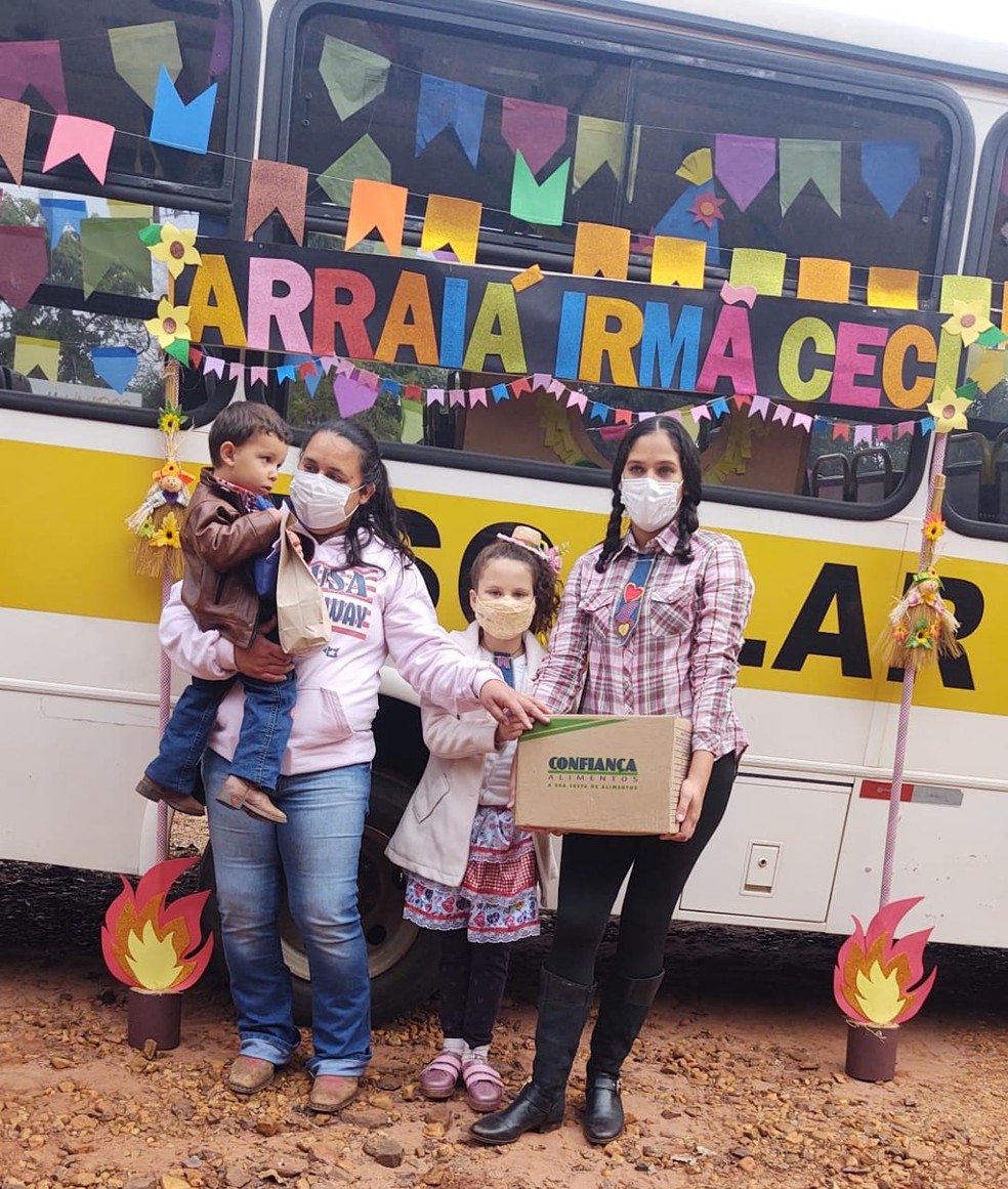 Durante 'Arraiá Itinerante', crianças receberam kits juninos e cestas básicas em Botucatu (SP) — Foto: Arquivo pessoal