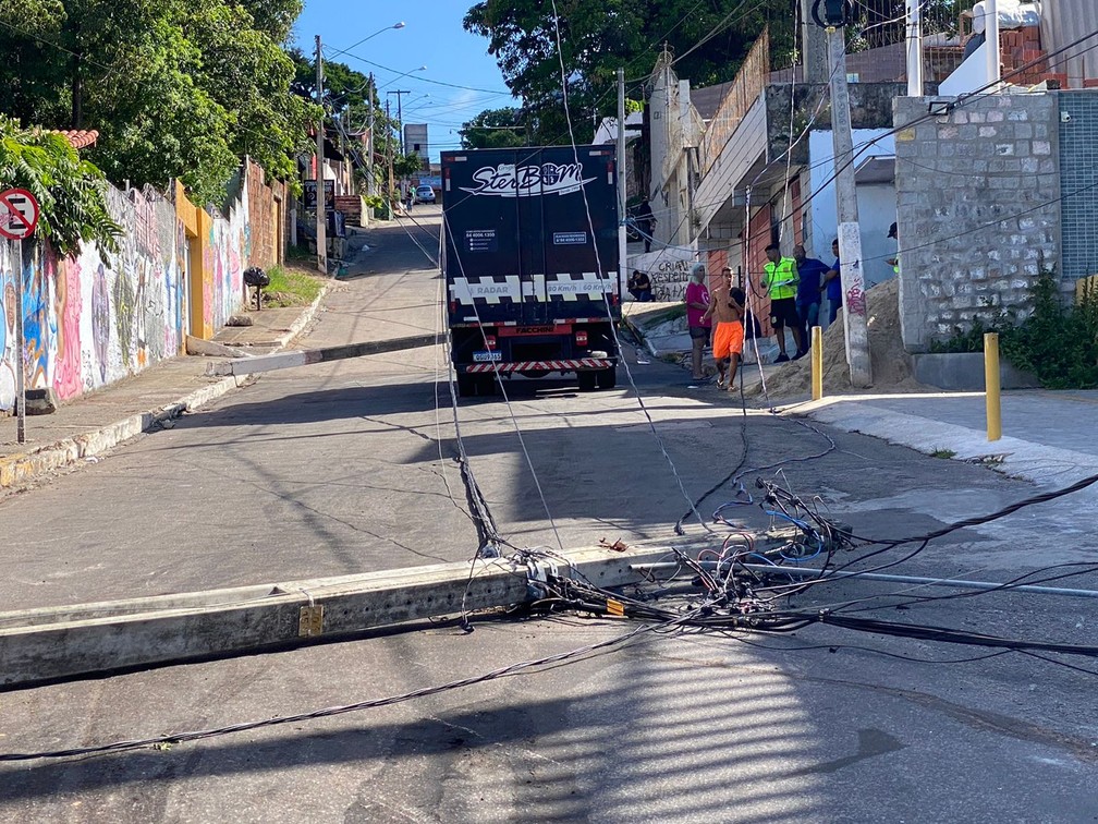 Fios prenderam no caminhão e puxaram poste para o chão — Foto: Kleber Teixeira/Inter TV Cabugi