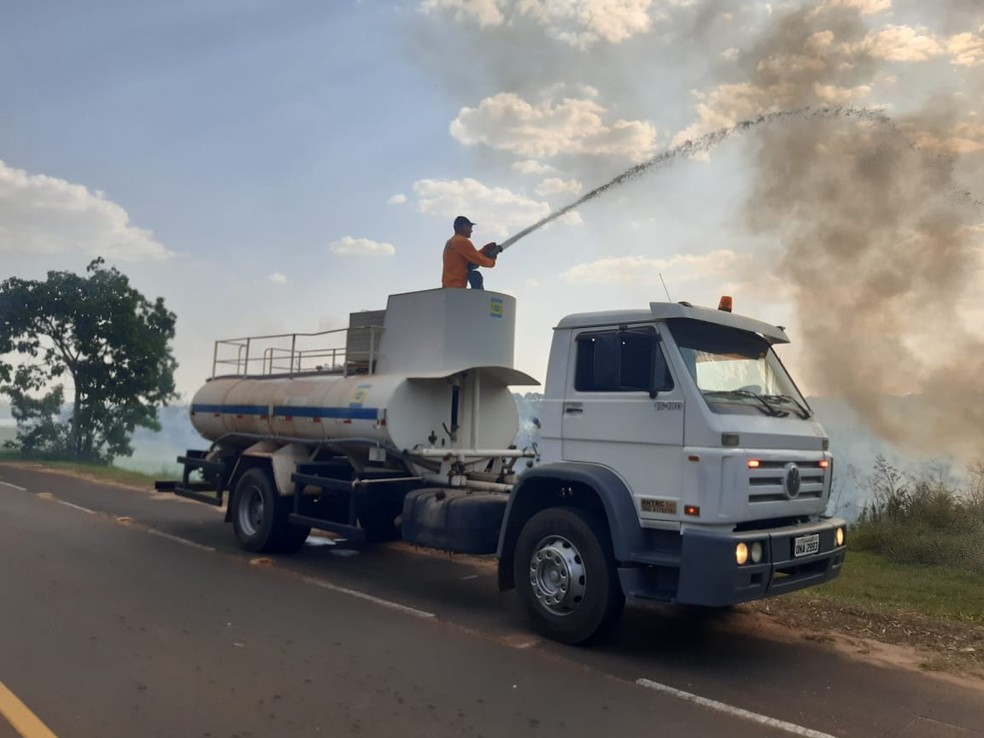 Incêndio atingiu área de vegetação no Balneário Laranja Doce, em Martinópolis — Foto: Compdec