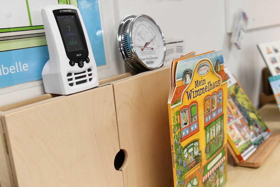Foto mostra medidor de dióxido de carbono em escola primária de Berlim, no primeiro dia de relaxamento de restrições e reabertura de escolas, em 22 de fevereiro. — Foto: Annegret Hilse/Reuters