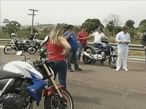 Motociclistas protestam por segurança em pedágio (Foto: Reprodução / TV TEM)