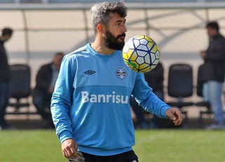Douglas tem renovação encaminhada e deve ficar até fim de 2017 no Grêmio