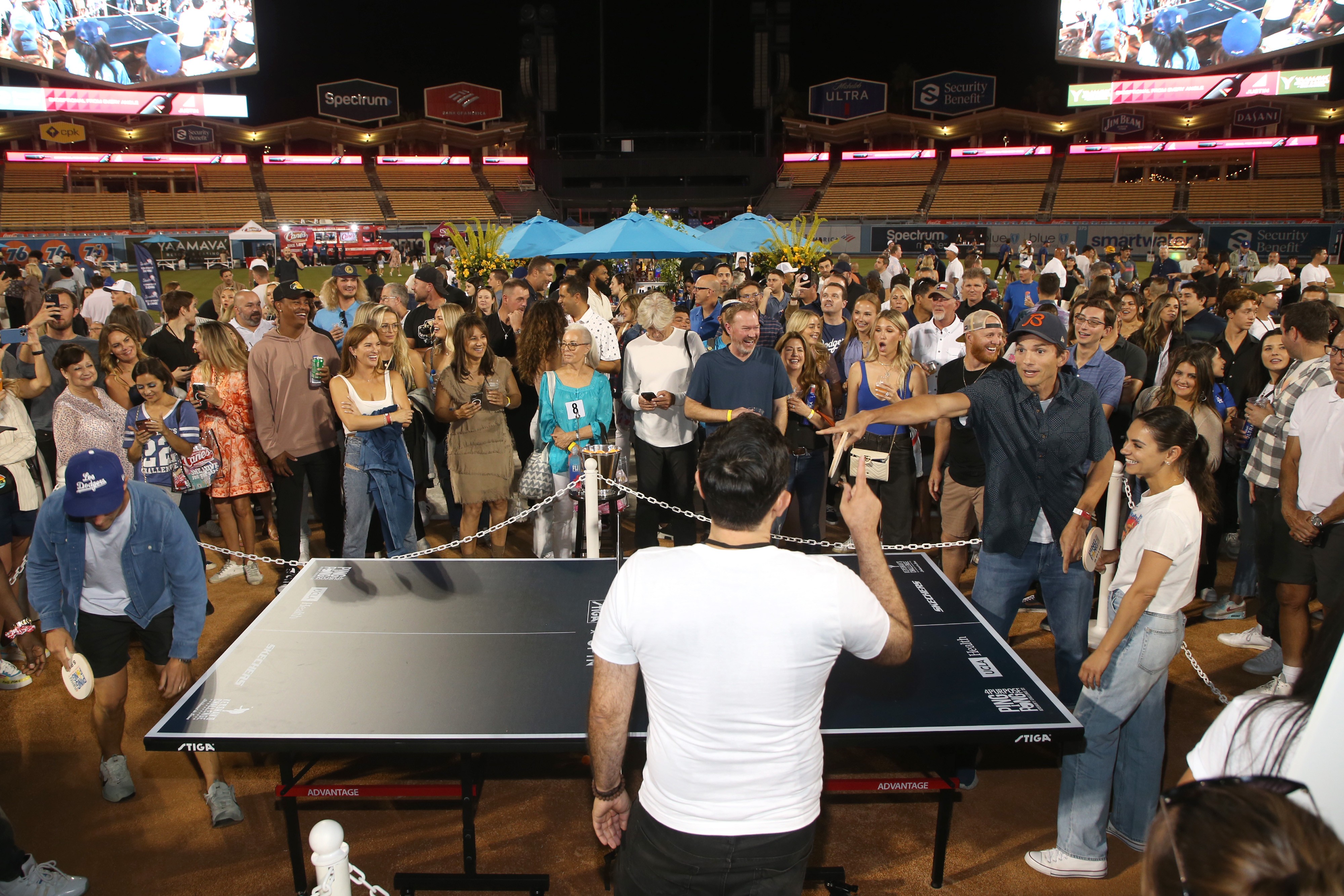 Ashton Kutcher e Mila Kunis jogaram pingue-pongue no evento beneficente (Foto: Getty Images)