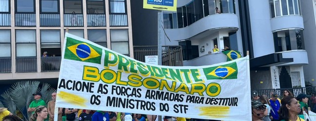 Militantes bolsonaristas carregam faixa com ataque ao STF em Copacabana — Foto: Johanns Eller/O Globo