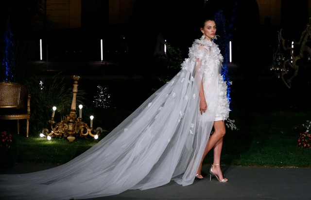 O modelito nada básico apresentado pela Marchesa durante a Valmont Barcelona Bridal Fashion Week (Foto: Getty Images)