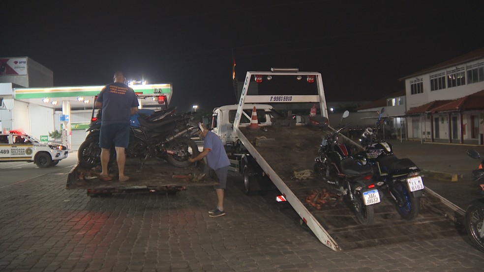 Motocicletas foram apreendidas após abordagem da Brigada Militar em Porto Alegre — Foto: Reprodução/RBSTV
