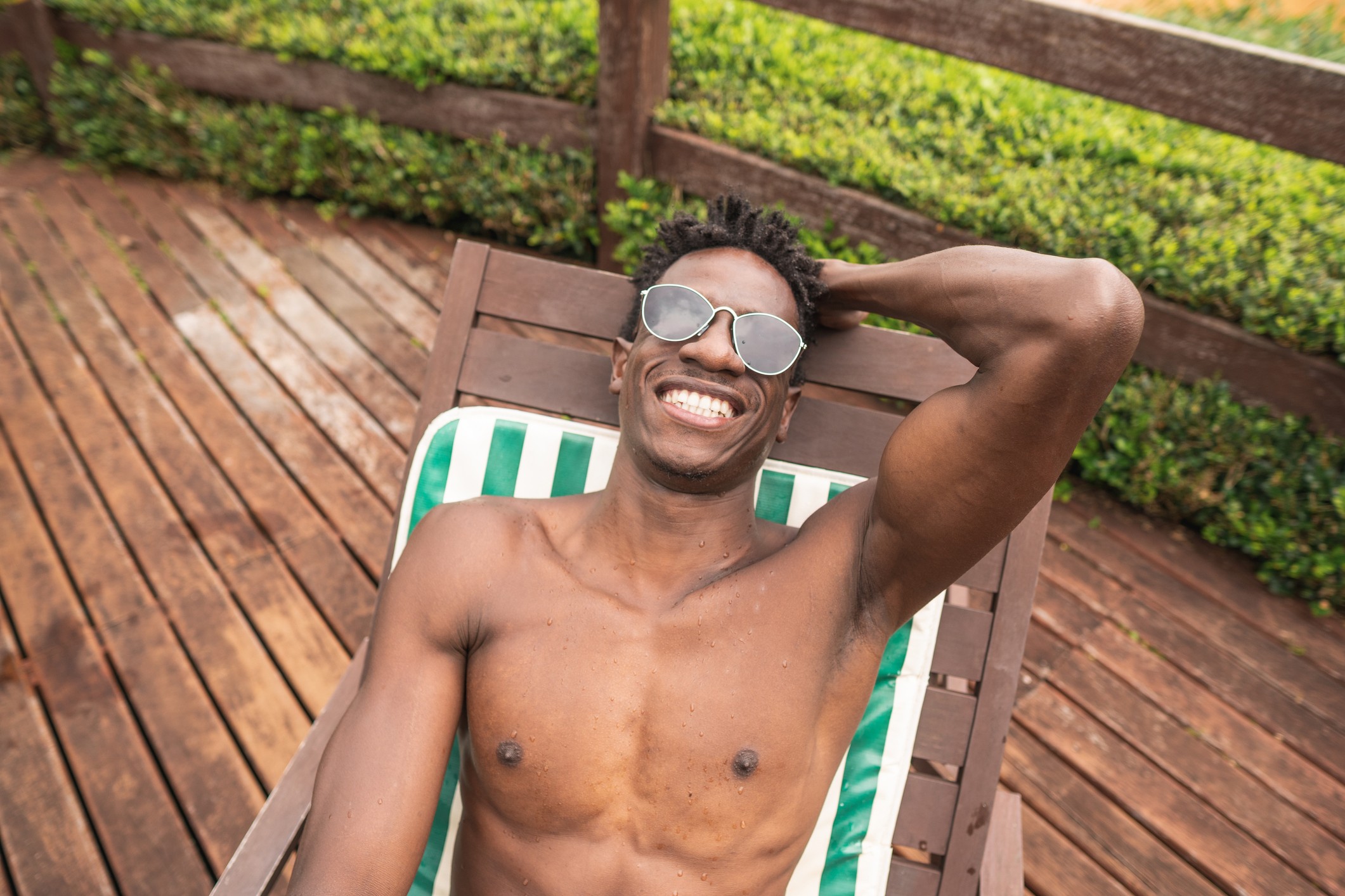Brazil, Men, Home Life, Therapeutic Bath, Sun light (Foto: Getty Images)